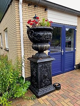 Antique cast iron garden vases on a plinth Decobyjo - Bellingwolde