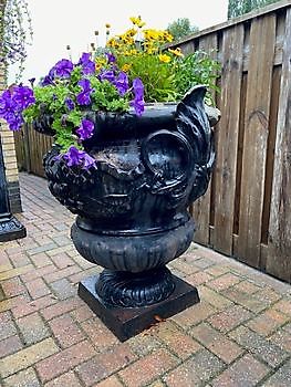 Antique cast iron garden vases on a plinth Decobyjo - Bellingwolde