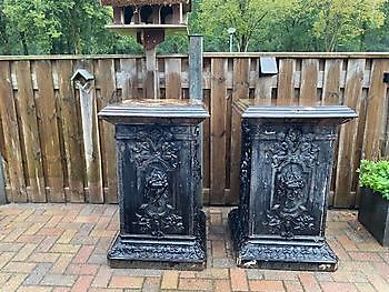 Antique cast iron garden vases on a plinth Decobyjo - Bellingwolde