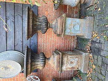 Blue weathered garden vase on plinth 129 Decobyjo - Bellingwolde