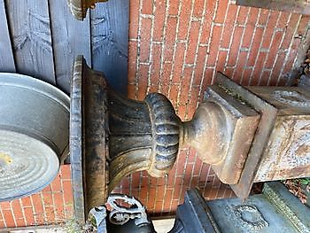 Blue weathered garden vase on plinth 129 Decobyjo - Bellingwolde